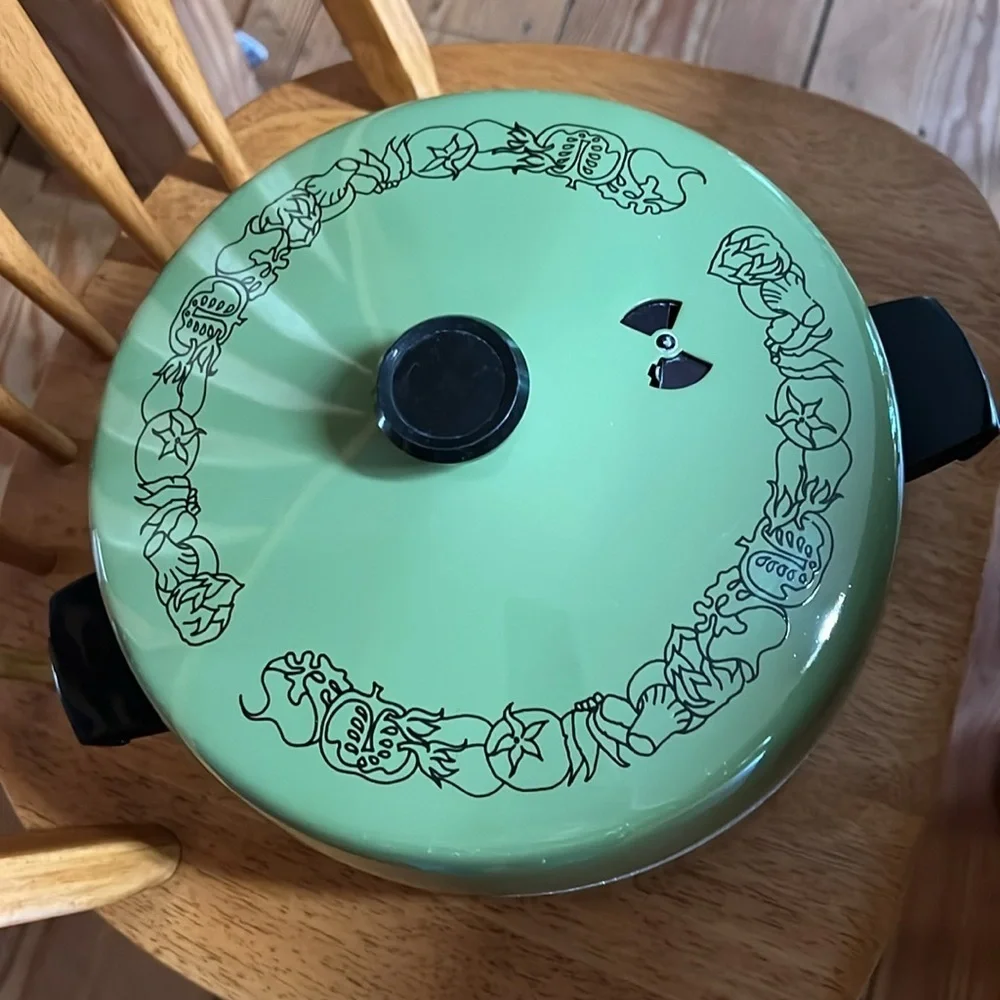 Vintage Wear Ever Avocado Green and Black Retro Cookware Pot 5qt